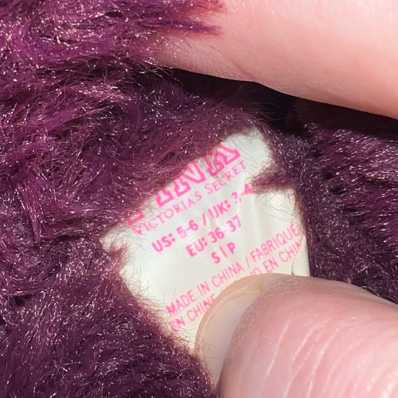 PINK Victorias Secret fuzzy slippers size small (5/6) - Picture 8 of 9